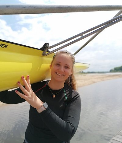 Mitarbeiterin von SWM mit Ruderboot auf der Schulter