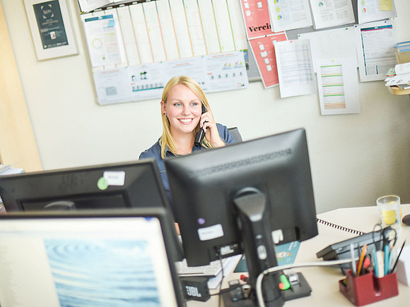 Studentin der dualen Ausbildung bei SWM telefoniert