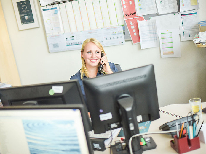 Duales Studium bei SWM Arbeitsalltag Studentin der dualen Ausbildung bei SWM telefoniert