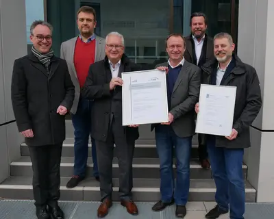Die Leiter der Netzbetriebe nahmen die Urkunden für die Sparten Strom, Gas, Fernwärme und Wasser mit Stolz entgegen.