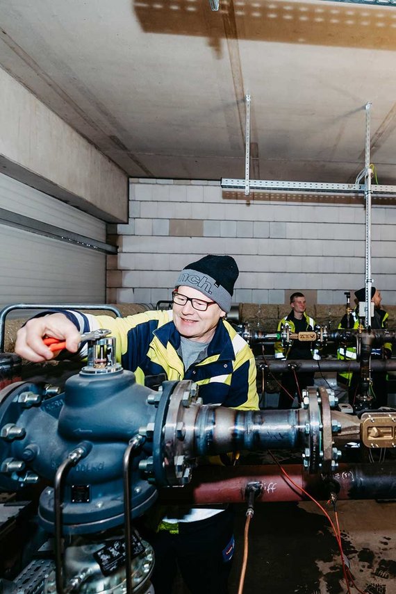 Spezialmonteur Mike Kaufmann (l.) von den SWM Magdeburg legt letzte Hand bei der Inbetriebnahme der Energiezentrale der Uni an. Ab heute wird der Campus mit klimaneutraler Fernwärme versorgt.