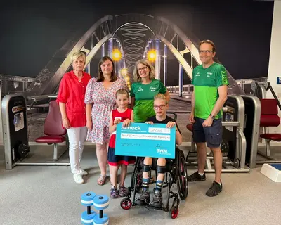 Übergabe eines Spendenschecks an den Verein für Sporttherapie und Behindertensport 1980 Magdeburg e.V.