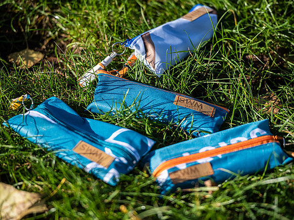 SWM Federmäppchen Aus alten SWM Werbebannern genähte Federmäppchen liegen im Gras