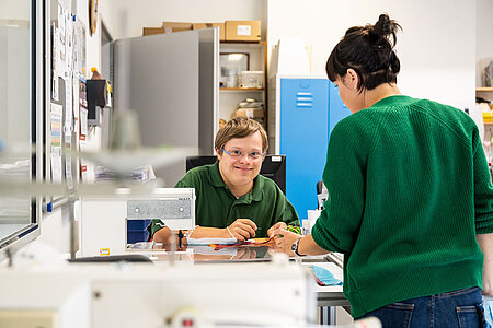 Lebenshilfe Susanne Kreutzer und Lion bei der Arbeit