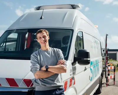 Nils Pawlik vor dem SWM Kanalfahrzeug