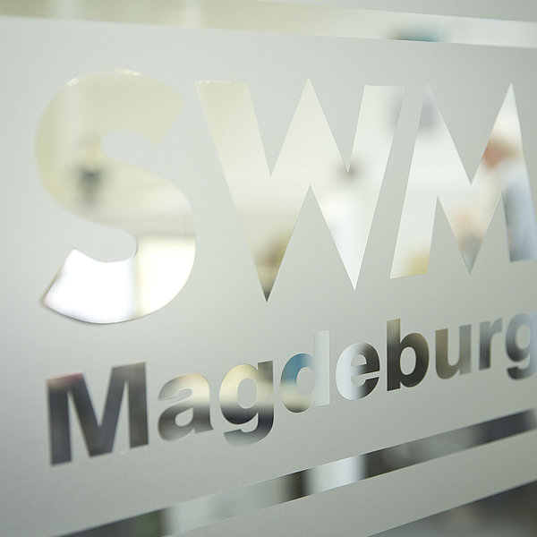 Glastür mit SWM Logo auf Milchglas