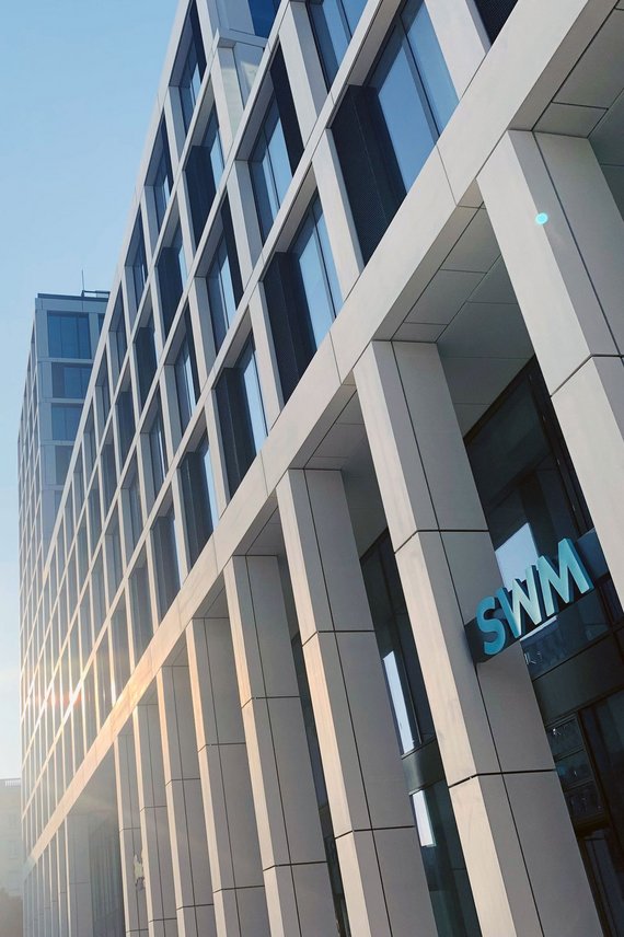 Ansicht des Blauen Bocks mit SWM Logo