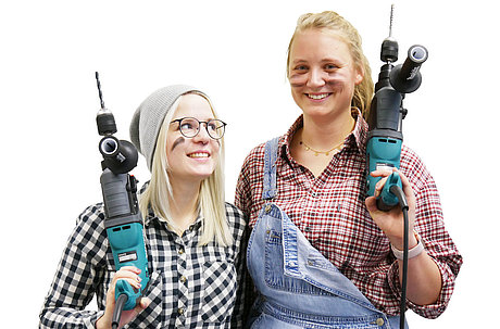 zwei junge Frauen jeweils mit Bohrmaschine in der Hand
