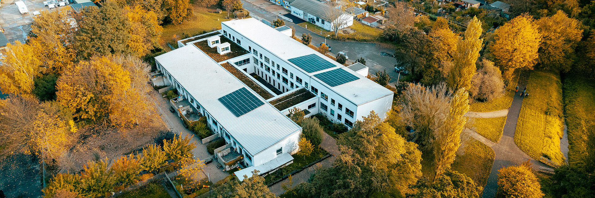 Blick auf die Photovoltaikanlage auf dem Montessori Zentrum Magdeburg im Herbst