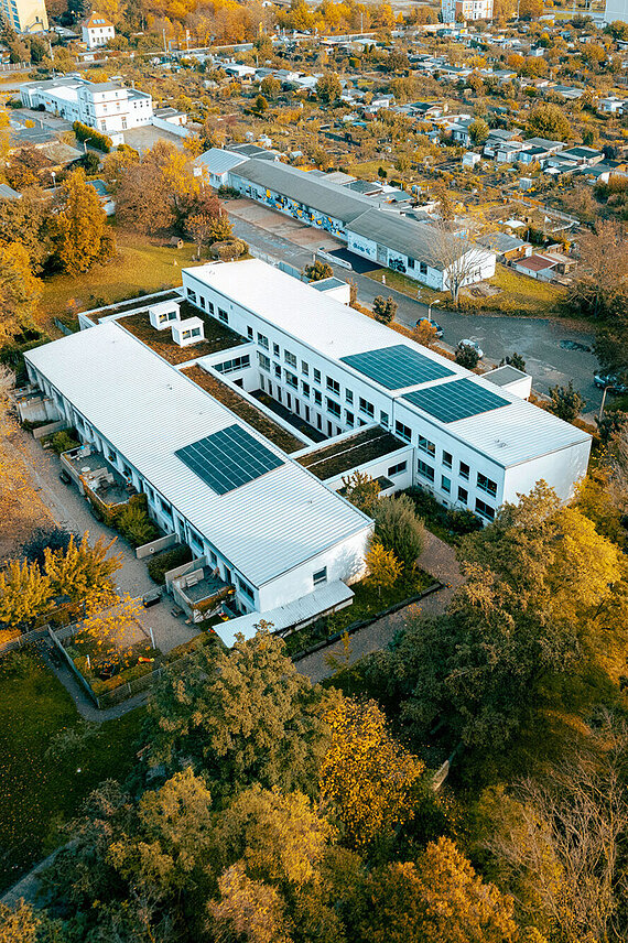 Blick auf die Photovoltaikanlage auf dem Montessori Zentrum Magdeburg im Herbst