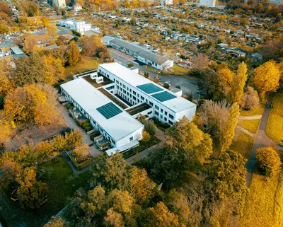 Blick auf die Photovoltaikanlage auf dem Montessori Zentrum Magdeburg im Herbst