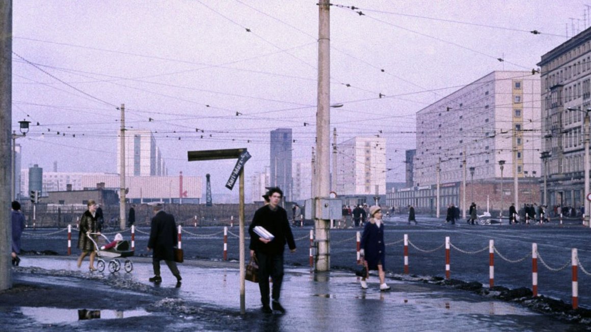 Januar 1966, Nördlicher Breiter Weg Ecke Pieck-Allee, die Katharinen-Türme stehen noch.