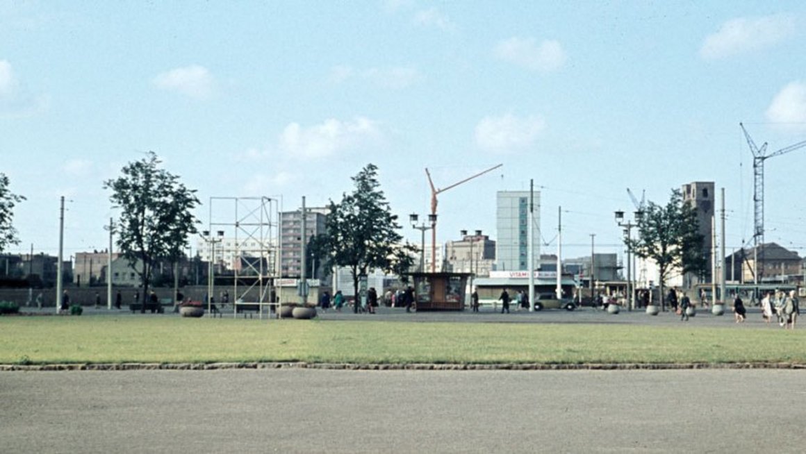Juli 1964, Nördlicher Breiter Weg von der Südseite des Zentralen Platzes (© Archiv Hermann Brösel)