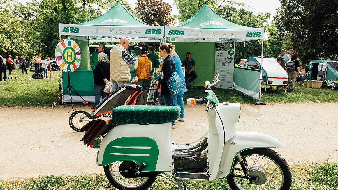 Blick auf den MVB Stand auf der Grünen Messe mit Motorroller im Vordergrund