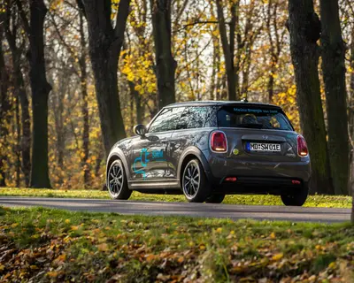 SWM E-Mini fährt im Spätherbst durch den Magdeburger Herrenkrug.