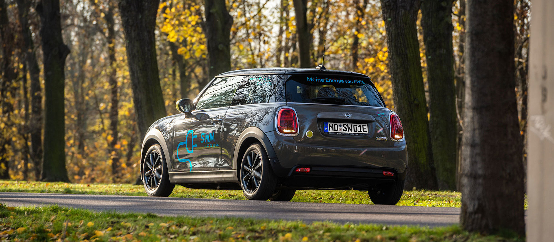 SWM E-Mini im Herrenkrugpark SWM E-Mini fährt im Spätherbst durch den Magdeburger Herrenkrug.