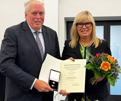 Übergabe der Ehrennadel an Helmut Herdt durch OB Simone Borris
