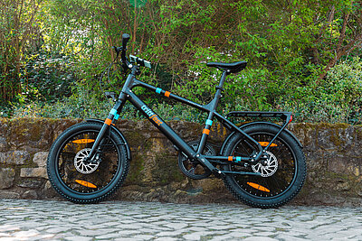 E-Bike E.mil lehnt an Mauer