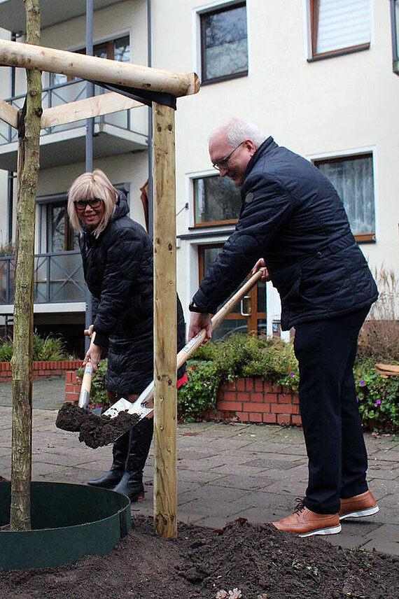 Pflanzung des ersten Baumes in der Gerhart-Hauptmann-Straße mit Stefan Matz, Oberbürgermeisterin Simone Borris und Andreas Fedorczuk (v.l.)