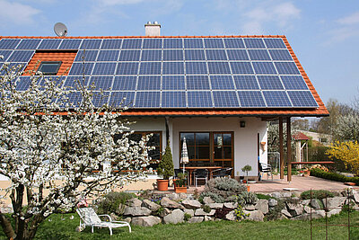 Marina Lohrbach/stock.adobe.com Photovoltaik-Anlage auf einem Einfamilienhaus