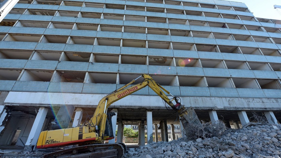 Blick nach oben am alten Blauen Bock mit Bagger im Vordergrund
