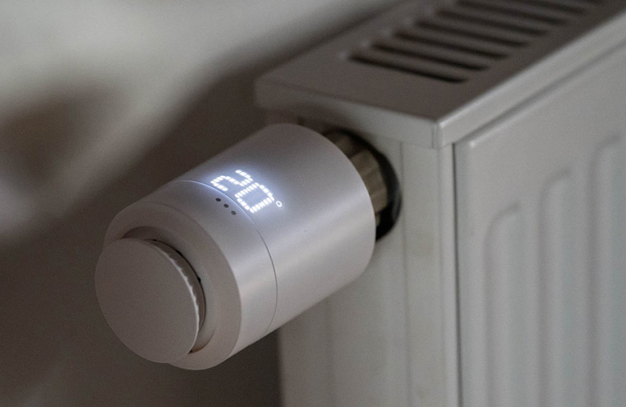 smartes Heizungsthermostat der Marke Hama an Heizung montiert