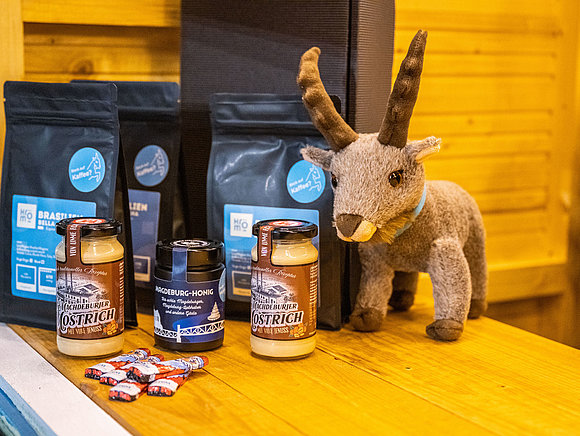 Geschenke an Geschenke-Hütte auf dem SWM Weihnachtsmarkt