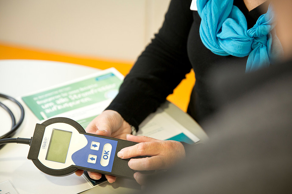 Kundenservice-Mitarbeiterin erklärt das Strommessgerätes