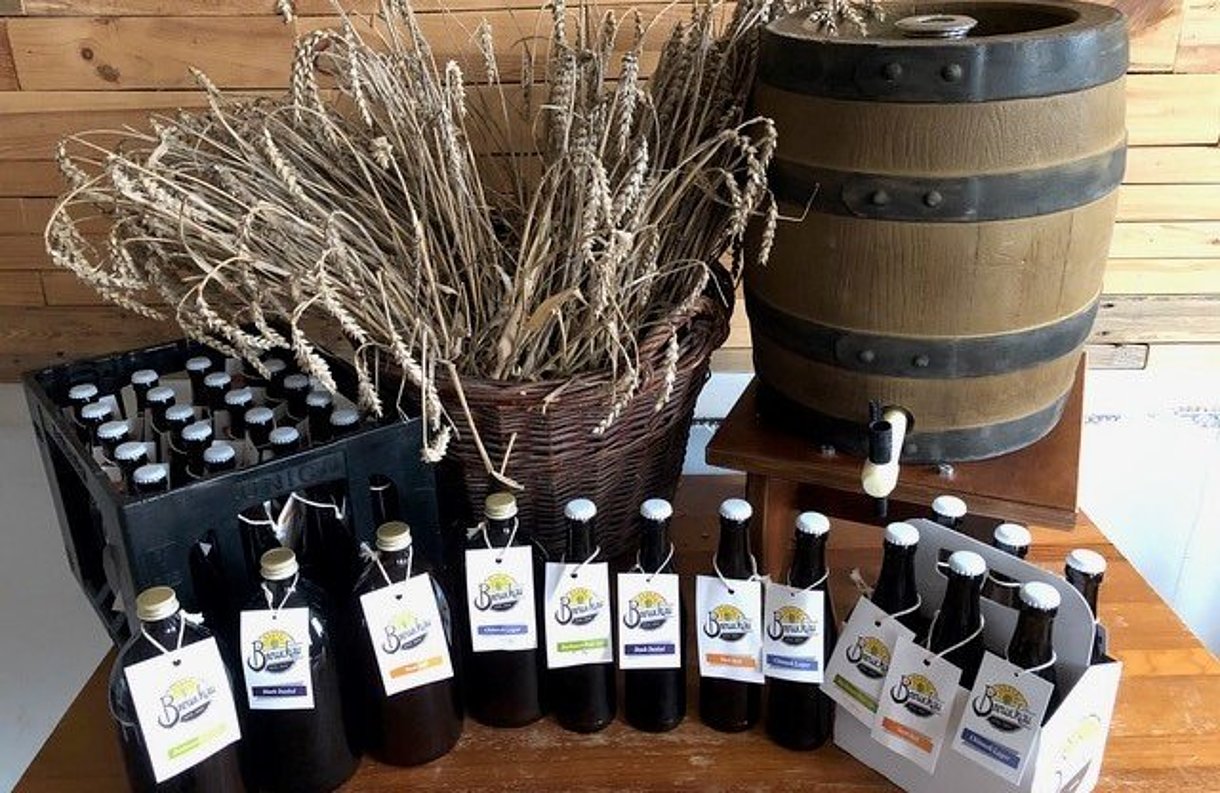 Bierflachen mit Gerste als Deko im Brewckau