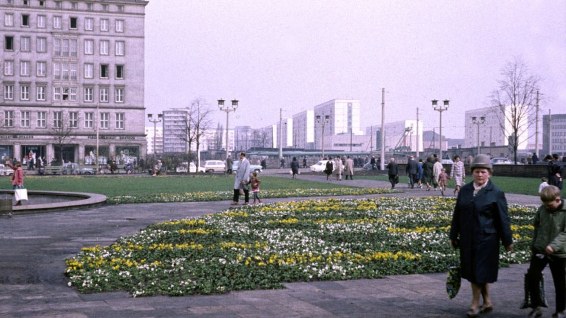 April 1966, Vom Zentralen Platz aus nach Norden auf die Baulücke Blauer Bock (© Archiv Hermann Brösel)