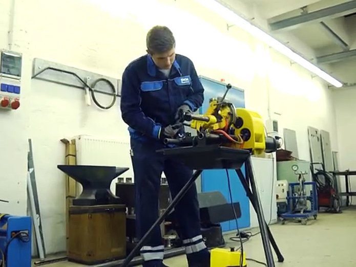 Unser Azubi Max berichtet von seiner Ausbildung zum Anlagenmechaniker. Unser Azubi Max berichtet in einem Video von seiner Ausbildung zum Anlagenmechaniker.