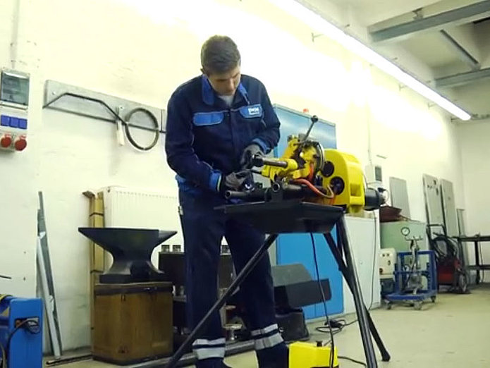 Unser Azubi Max berichtet von seiner Ausbildung zum Anlagenmechaniker. Unser Azubi Max berichtet in einem Video von seiner Ausbildung zum Anlagenmechaniker.