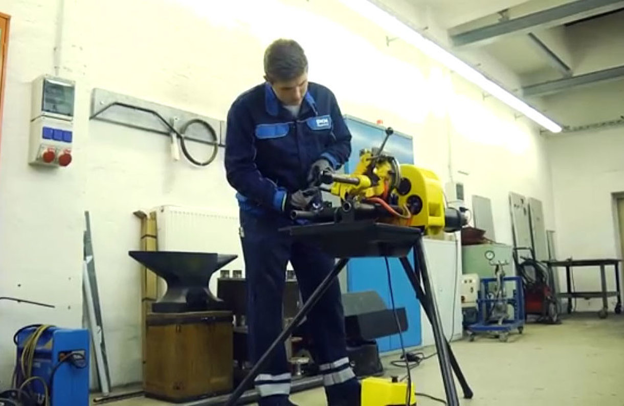 Unser Azubi Max berichtet von seiner Ausbildung zum Anlagenmechaniker. Unser Azubi Max berichtet in einem Video von seiner Ausbildung zum Anlagenmechaniker.