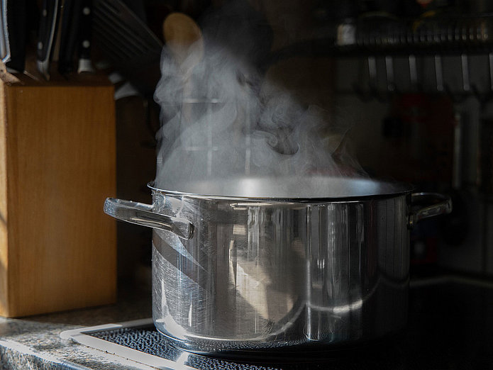 Feuchte Luft beim Kochen Kochtopf erzeugt Wasserdampf beim Kochen