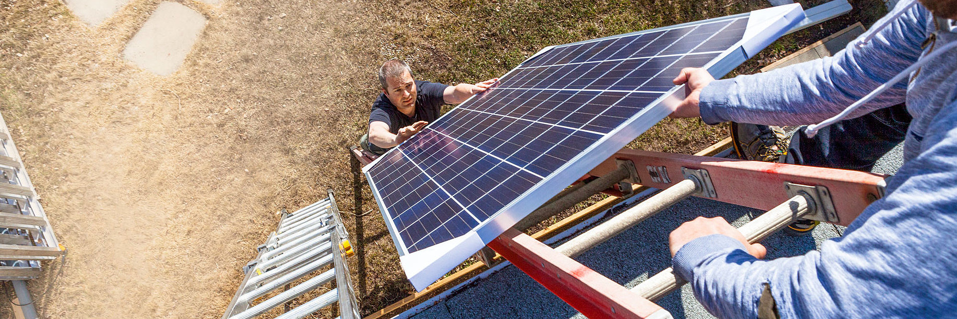 Solarpanel wird auf Dach gehoben