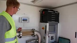 SWM Mitarbeiter führt Rohrnetzspülung durch