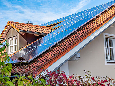 Photovoltaikanlage auf einem roten Satteldach mit Gaube
