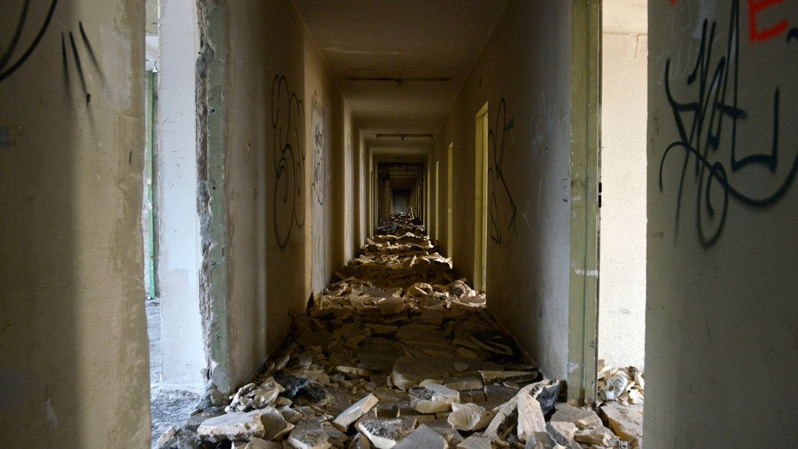 Blick in einen entkernten Flur mit Bauschutt