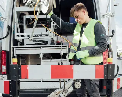 Foto vom Azubi Umwelttechnologie bei der Arbeit