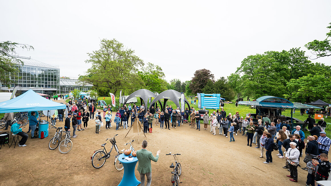 Blick auf Grüne Messe von oben während dort gerade eine Fahrradversteigerung stattfindet