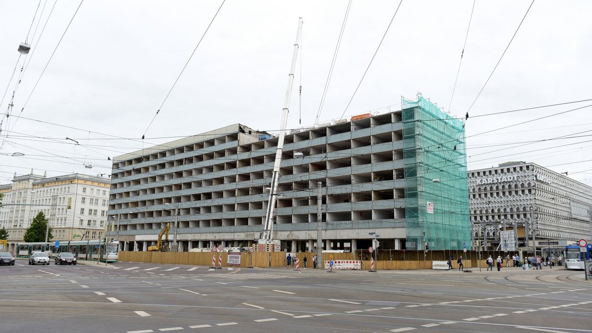 Außenansicht des entkernten alten Blauen Bocks mit Kran