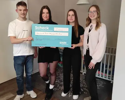 SWM Azubis übergeben Spendenscheck an Wohngruppe