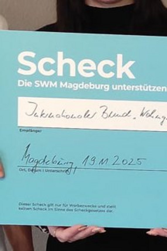 SWM Azubis übergeben Spendenscheck an Wohngruppe