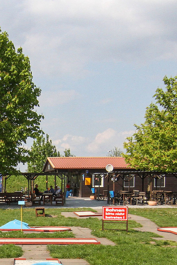 Ansicht des Beyrischen Biergartens in Magdeburg mit angeschlossenem Minigolfplatz