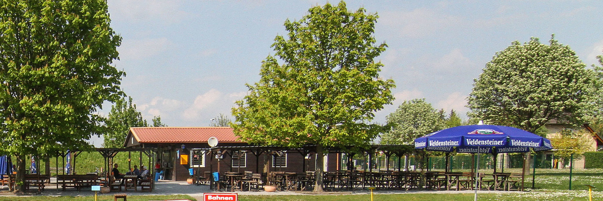 Ansicht des Beyrischen Biergartens in Magdeburg mit angeschlossenem Minigolfplatz