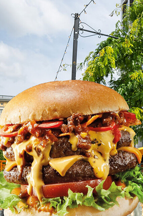 Burger von Pater Pane mit Nachbars Garten im Hintergrund