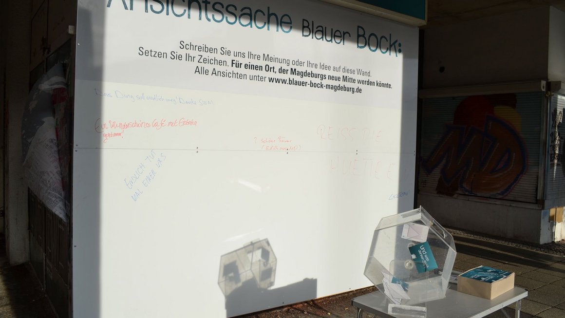 Ansicht weiße Plakatwand am alten Blauen Bock, wo Magdeburger ihre Meinung aufschreiben können mit ersten Aufschriften