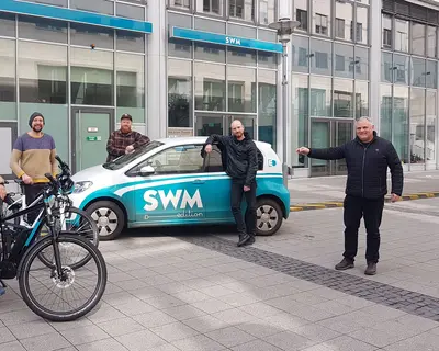 Thomon von Diemar von den SWM Magdeburg übergibt symbolisch leihweise den Schlüssel für den SWM E-Smart an das Team von yourlocal Magdeburg.