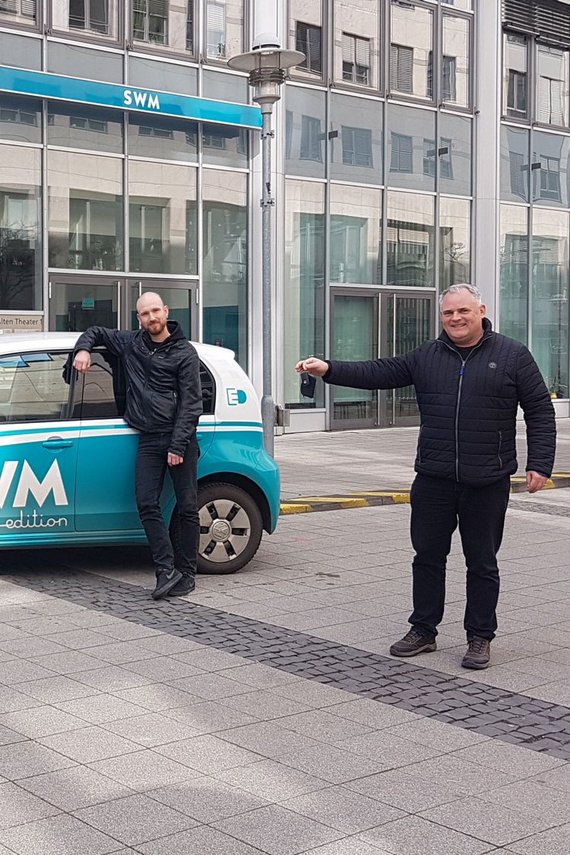 Thomon von Diemar von den SWM Magdeburg übergibt symbolisch leihweise den Schlüssel für den SWM E-Smart an das Team von yourlocal Magdeburg.