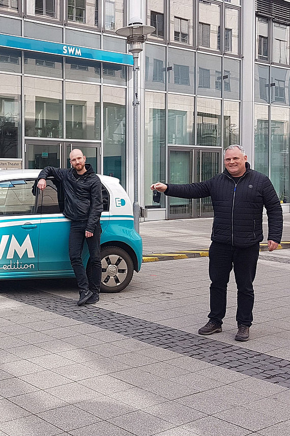 Thomon von Diemar von den SWM Magdeburg übergibt symbolisch leihweise den Schlüssel für den SWM E-Smart an das Team von yourlocal Magdeburg.